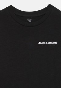 Schwarzes T-Shirt mit kurzen Ärmeln aus Baumwolle, mit Rundhalsausschnitt und einem weißen Drucklogo mit der Aufschrift "JACK&JONES" auf der linken Brust.