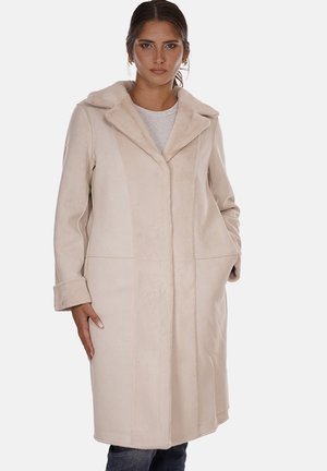 Cappotto di media lunghezza color beige chiaro, con un ampio colletto, texture liscia e tasche laterali. Presenta un design elegante e un taglio dritto.