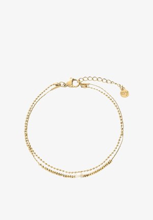 Zarter doppellagiger Goldkettenarmband mit kleinen runden Perlen und einer einzelnen weißen Perle, die auf einem Strang zentriert ist, Verschluss mit Karabinerverschluss.