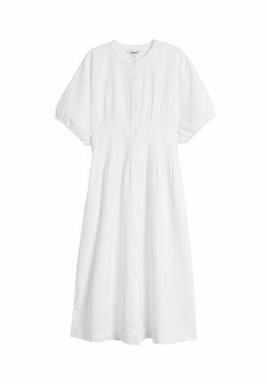Witte jurk met opstaande kraag, korte mouwen en geplisseerde textuur. Gemaakt van lichte stof, kniehoogte met een uitlopende silhouet.