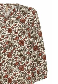 Knopenblouse met een crèmekleurige achtergrond en bloemen- en paisleypatronen in rood, bruin en groen. Lange mouwen met een ontspannen fit.