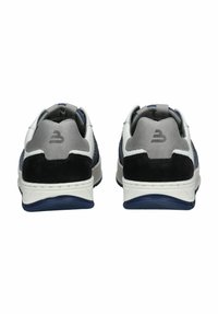 Sportovní boty s síťovaným svrškem v námořnické modři, šedými akcenty, černým semišovým opěrným dílem a bílou mezipodešví s modrou podešví.