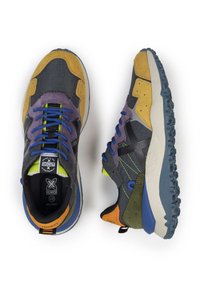 Wielokolorowe sneakersy, wykonane z połączenia zamszu i tekstyliów. Odcienie obejmują żółty, szary, fioletowy, niebieski oraz akcenty w kolorze zielonym i pomarańczowym.