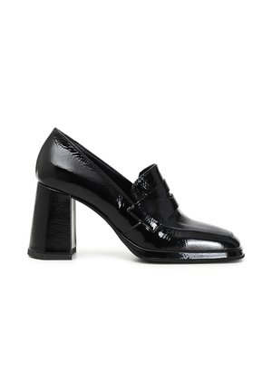 Mocassino da donna in pelle verniciata nera con tacco alto a blocchetto e cinturino decorativo sulla parte superiore, visto di lato.