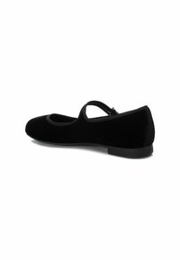 Bailarinas de terciopelo negro con punta redondeada, tira al estilo Mary Jane y tacón bajo de goma. Textura suave, diseño minimalista y sin patrones visibles.