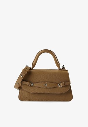 Braune Handtasche aus strukturiertem Leder mit einem oberen Griff, abnehmbarem Schulterriemen und einer Klappe mit silbernem Akzent.