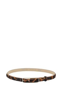 Dünner Leder-Gürtel mit Leopardenmuster und rechteckiger goldfarbener Schnalle, flach auf einem weißen Hintergrund ausgelegt.