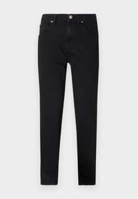 Černé slim-fit džíny s předními kapsami, poutky na opasek a stříbrným zapínáním, rozložené na neutrálním pozadí.