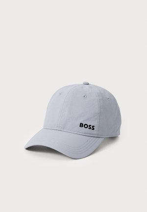Hellgraue Baseballkappe mit gebogenem Schirm und schwarzem, besticktem "BOSS"-Logo auf dem Vorderpanel, auf weißem Hintergrund dargestellt.