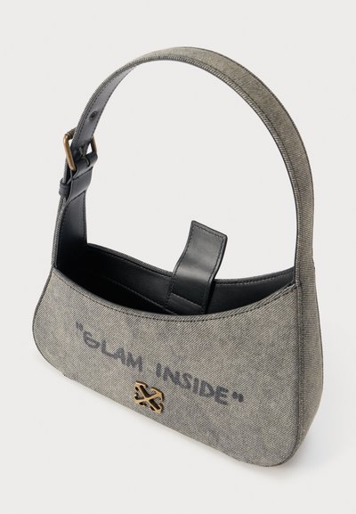 Γκρι υφασμάτινη τσάντα ώμου με μαύρο δερμάτινο εσωτερικό, χρυσή αγκράφα και κείμενο "GLAM INSIDE" στο εμπρόσθιο μέρος.