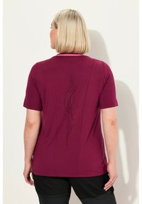 Ulla Popken QUICK DRYING SHORT SLEEVE - Camiseta estampada - wine red