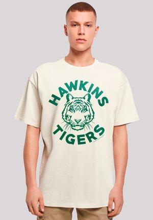 STRANGER THINGS HAWKINS TIGERS NETFLIX TV SERIES - Print T-shirt - sand