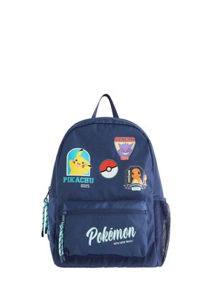 Mørkeblå rygsæk med Pokémon-patches af Pikachu, Gengar, Charmander, en Pokéball og teksten "Pokémon" på frontlommen.