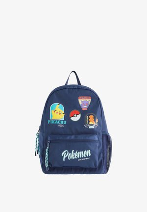 Mørkeblå rygsæk med Pokémon-patches af Pikachu, Gengar, Charmander, en Pokéball og teksten "Pokémon" på frontlommen.
