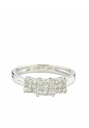 Weißgoldring mit drei Clustern aus runden, funkelnden Diamanten, einem glatten Band und polierter Oberfläche. Mit Gravur der Metallzusammensetzung.