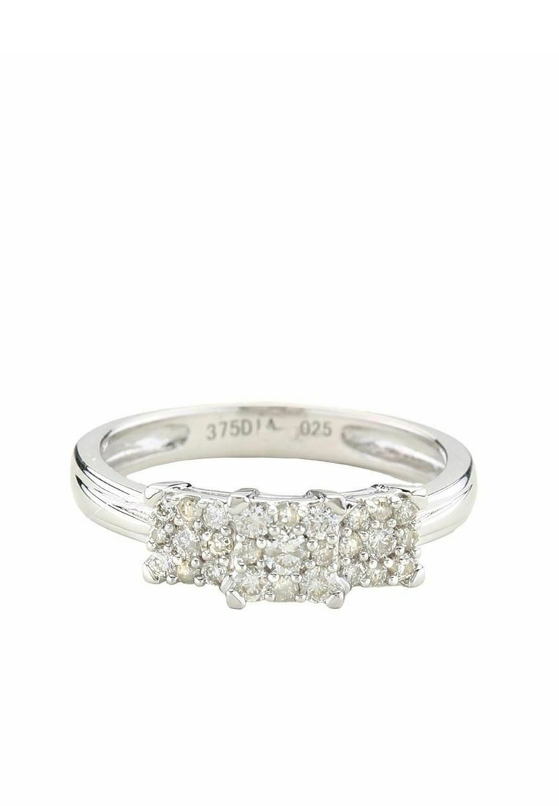 Weißgoldring mit drei Clustern aus runden, funkelnden Diamanten, einem glatten Band und polierter Oberfläche. Mit Gravur der Metallzusammensetzung.