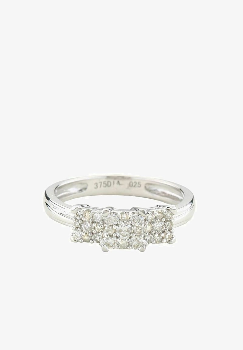 Valkultainen sormus, jossa on kolme ryhmää pyöreitä, kimaltavia timantteja, tasainen rengas ja kiillotettu pinta. Kaiverrettu metallikoostumus.