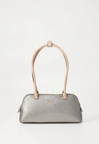 Sac à main en similicuir gris avec motifs floraux en relief, double poignées beige et ferrures dorées. Fermeture éclair et forme ovale structurée.