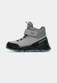 GORE-TEX pohodni čevlji v sivi usnju z črnimi detajli. Imajo oblazinjen ovratnik, nastavljiv trak in strukturiran podplat v svetlo modri barvi.