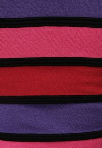 Pruhovaná látka s vystřídáním sekcí ve fialové, růžové, červené a černé barvě. Hladká textura s pružným materiálem a černým lemováním.