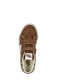 Bruine suède sneakers met een witte rubberen zool, klittenbandsluitingen, geblokte accenten aan de zijkanten en het Vans-logo op de binnenzool.