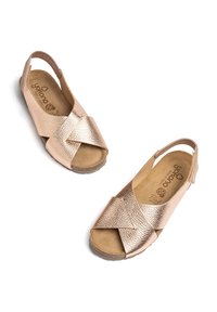 Metallische rosegouden sandalen met kruisbandontwerp, open teen en een zachte tan binnenzool. Flexibele rubberen zool voor comfort en ondersteuning.