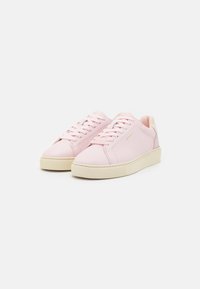 Rosenfarbene Ledersneaker mit strukturierter Oberfläche, ausgestattet mit flachen Schnürsenkeln und einer cremefarbenen Gummisohle. Dezente Branding an der Seite.