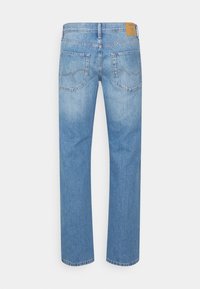 Jeans de mezclilla azul claros con un diseño de pierna recta, que cuentan con dos bolsillos traseros y una etiqueta de cuero marrón en la cintura.