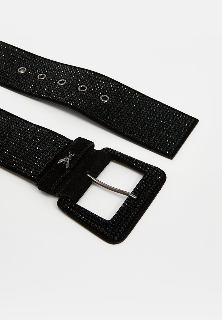 Czarny, strukturalny pasek z kwadratową metalową klamrą, gładkimi skórzanymi akcentami oraz wieloma otworami do regulacji rozmiaru.