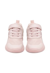 Roosad sportlikud tossud võrguga pealispinnaga, kummist tallaga, paelte ja takjapaelaga kinnitusega, ümarate varvaste ja mugavuse tagamiseks polsterdatud kraega.