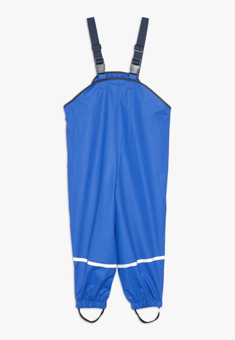 Μπλε αδιάβροχες φόρμες με ρυθμιζόμενους ιμάντες, ελαστικές μανσέτες και λευκή ανακλαστική ταινία. Κατασκευασμένες από ανθεκτικό, λείο υλικό.