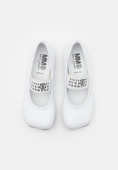 MM6 Maison Margiela Ballerine con cinturino - white/black