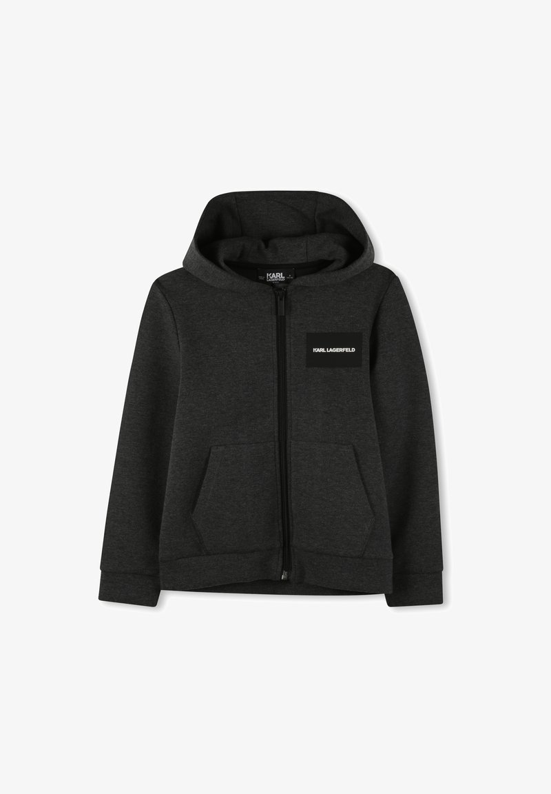 Grijze zip-up hoodie gemaakt van zachte stof, met een trekkoordkap, voorzakken en een rechthoekig logopatch op de linkerkant van de borst.