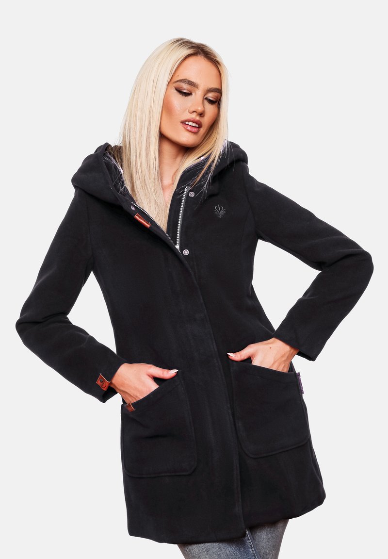 Manteau en polaire noir avec capuche, boutons-pression, deux poches avant et accents en cuir. Texture lisse avec une coupe décontractée et un design mi-long.