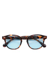 Occhiali da sole tartarugati con lenti rotonde e vetro blu. Caratterizzati da una montatura spessa e stanghe prominenti e lucide. Marcati CE.