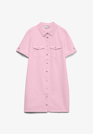 Robe chemise rose clair à manches courtes avec fermeture à boutons sur le devant, deux poches à rabat sur la poitrine avec boutons et un col pointu.