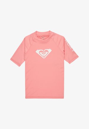 Rosa rash guard tillverkad av lättviktsmaterial, med en vit hjärtlogotyp på bröstet och "ROXY"-text på ärmen. Kortärmad design.