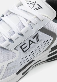 EA7 Emporio Armani CRUSHER DISTANCE UNISEX - Tenisky - white/black