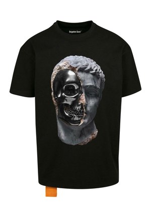 T-shirt nera con una grafica di un busto in marmo e un teschio nero, parzialmente integrati, con un'etichetta arancione sull'orlo.
