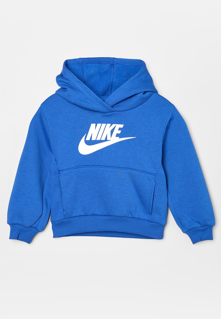 Felpa con cappuccio blu in fleece, con tasca frontale, polsini a coste e logo Nike bianco sul petto. Texture liscia, design casual.