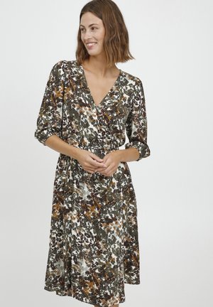 Blumenwickelkleid aus leichtem Stoff, mit tiefem V-Ausschnitt, 3/4-Ärmeln, tailliertem Schnitt und einer Mischung aus grünen, braunen und weißen Farben.