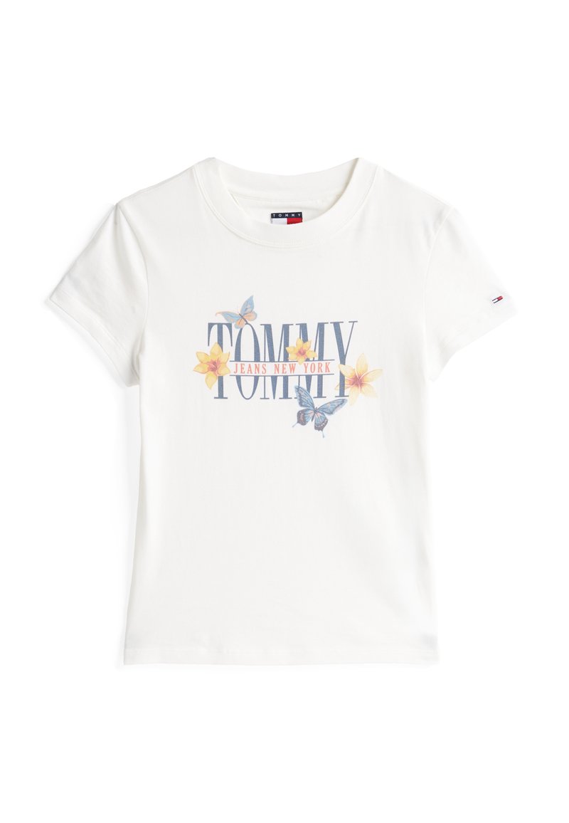 Camiseta de algodón blanca con un estampado frontal que incluye el texto "TOMMY JEANS NEW YORK" y acentos florales en amarillo y azul. Mangas cortas.