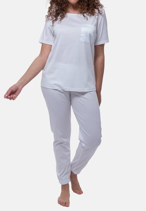 T-shirt bianca in cotone con taschino anteriore, abbinata a pantaloni jogger bianchi in cotone con polsini elasticizzati. Design semplice con vestibilità rilassata.