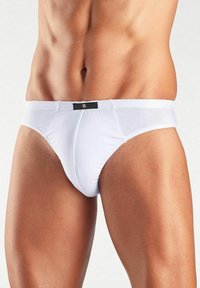 Witte katoen boxershorts met een zwarte taillebandlabel. Heeft een klassieke snit, een gladde textuur en een minimalistisch ontwerp.