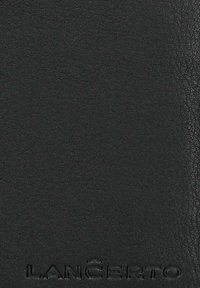 Czarny skórzany portfel z teksturowaną powierzchnią oraz wytłoczonym logo "LANCERTO" na dole. Design jest prosty i prostokątny.