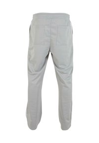 Lys grå treningsbukser med elastisk midje og to baklommer. Stoffet ser glatt ut med en lett blank overflate.