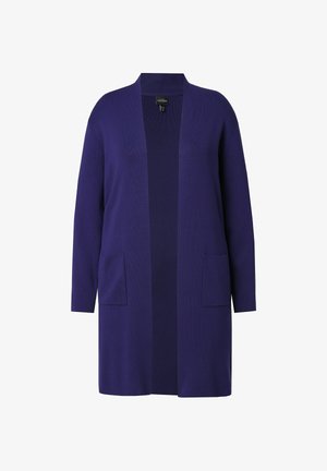 Lila langer Cardigan mit offenen Vorderteil, langen Ärmeln und zwei vorderen Taschen; aus gestricktem Material mit einer glatten Textur gefertigt.