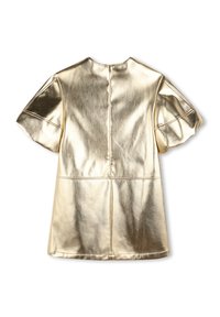 Robe dorée métallique à manches courtes avec un col rond et une fermeture éclair au dos. Elle se distingue par sa texture lisse et son détail de couture en panneaux.