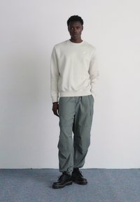 Nike Sportswear CRW - Sweat à capuche - orewood