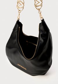 Musthave kunstnahast hobo kott mustas värvitoonis, millel on kuldne tõmblukk ja kuldne ahel, millel on südamekujulised lingid. Siseosas asub tõmblukuga tasku.